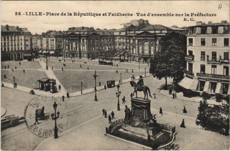 Carte postale ancienne Lille Place de la Republique et Faidherbe à Lille