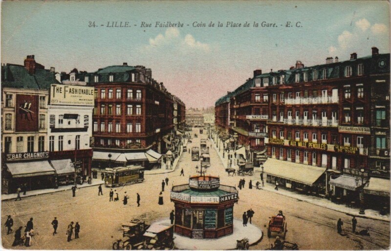Carte postale ancienne Lille Rue Faidherbe. Coin de la Place de la Gare à Lille