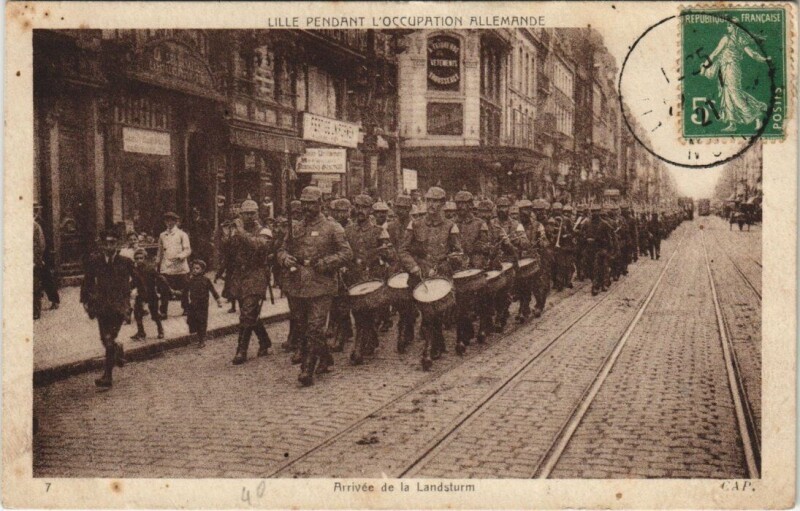 Carte postale ancienne Lille Pendant lOccupation Allemande. Arrivée de la Landsturm à Lille