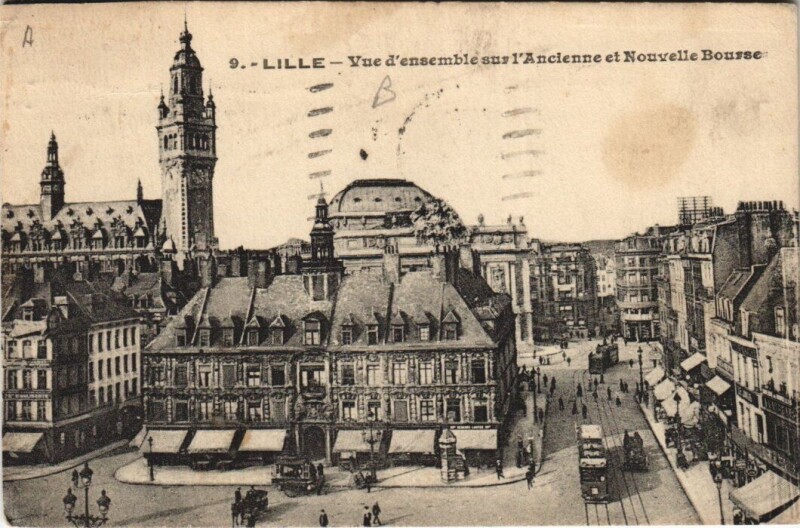 Carte postale ancienne Lille Vue d'ensemble sur l'Ancienne et Nouvelle Bourse à Lille