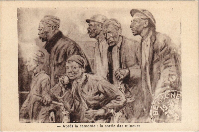 Carte postale ancienne Apres la remonte la sortie des mineurs
