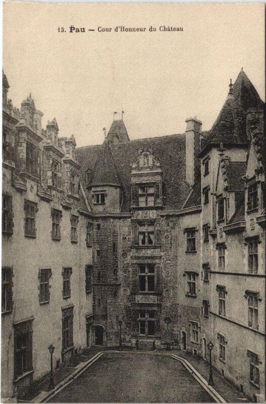 Carte postale ancienne Pau - Cour d'Honneur du Chateau à Pau