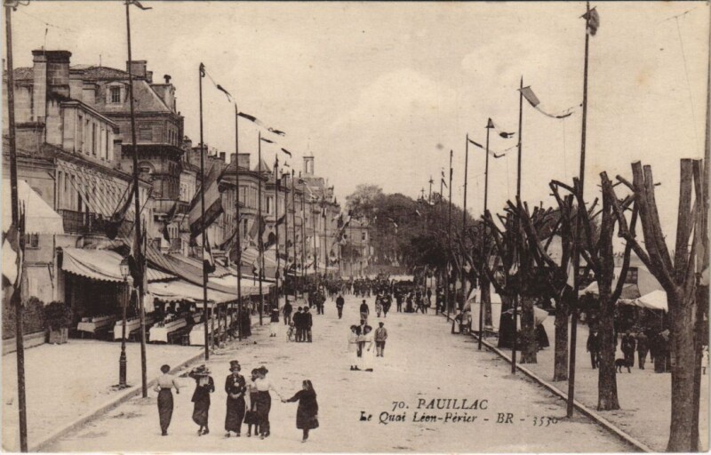 Carte postale ancienne Pauillac-Le Quai Léon Perier à Pauillac