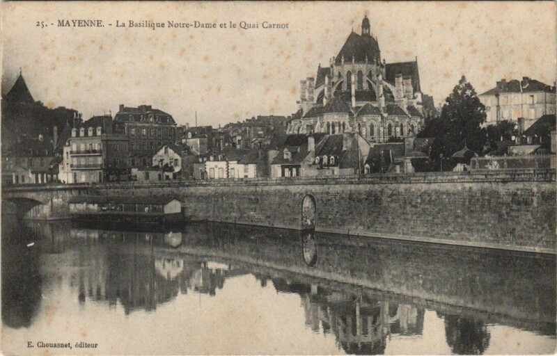 Carte postale ancienne Mayenne - La Basilique Notre-Dame et le Quai Carnor à Mayenne