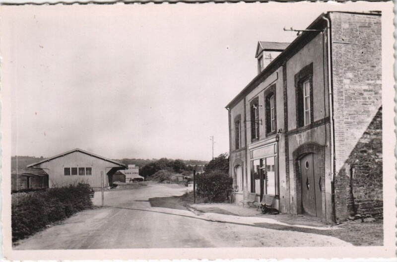 Carte postale ancienne Pre-en-Pail - Le Petit Vitesse et L'Hotel à Mayenne