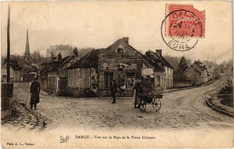 Carte postale ancienne Dangu - Vue sur le Pays et le Vieux Chateau à Dangu
