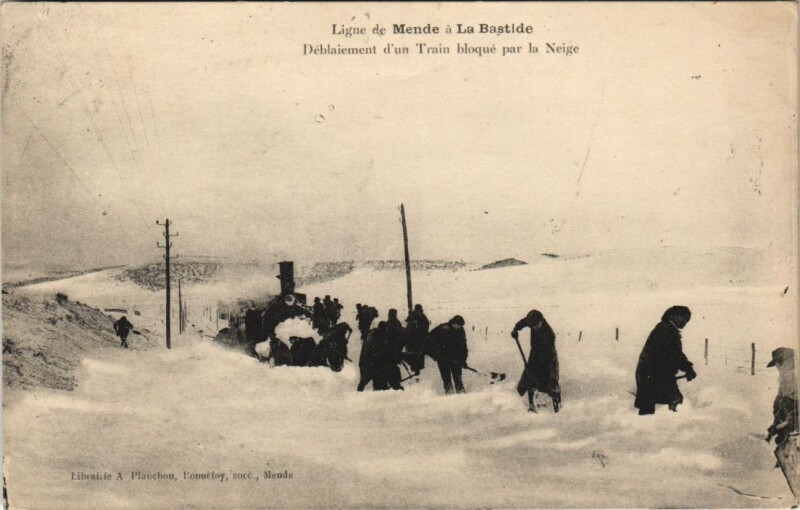 Carte postale ancienne Ligne de Mende a La Bastide Délblaiement d'un train bolqué à Mende