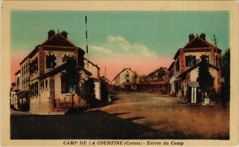 Carte postale ancienne La Courtine Entree du Camp France à La Courtine