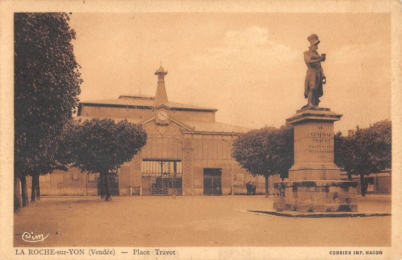 Carte postale ancienne La Roche Sur Yon - Place Travot à La Roche-sur-Yon