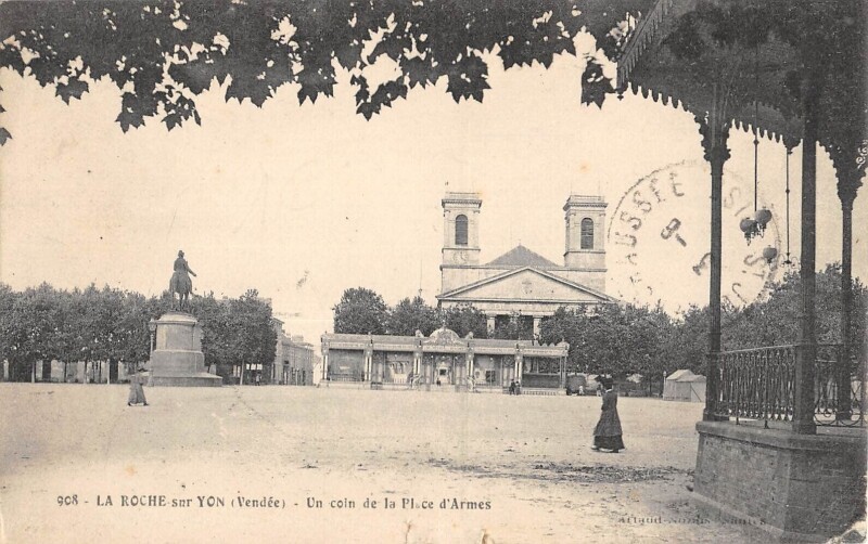 Carte postale ancienne La Roche Sur Yon - Un Coin De La Place D'Armes à La Roche-sur-Yon