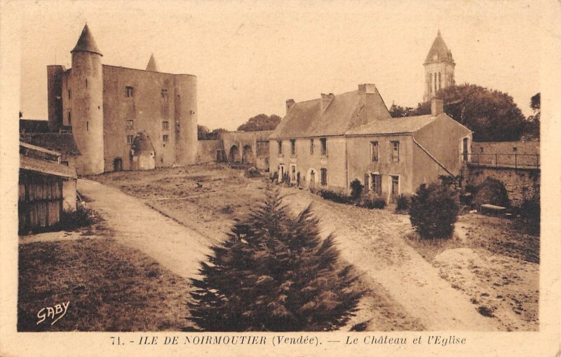 Carte postale ancienne Ile De Noirmoutier - Le Chateau Et L'Eglise