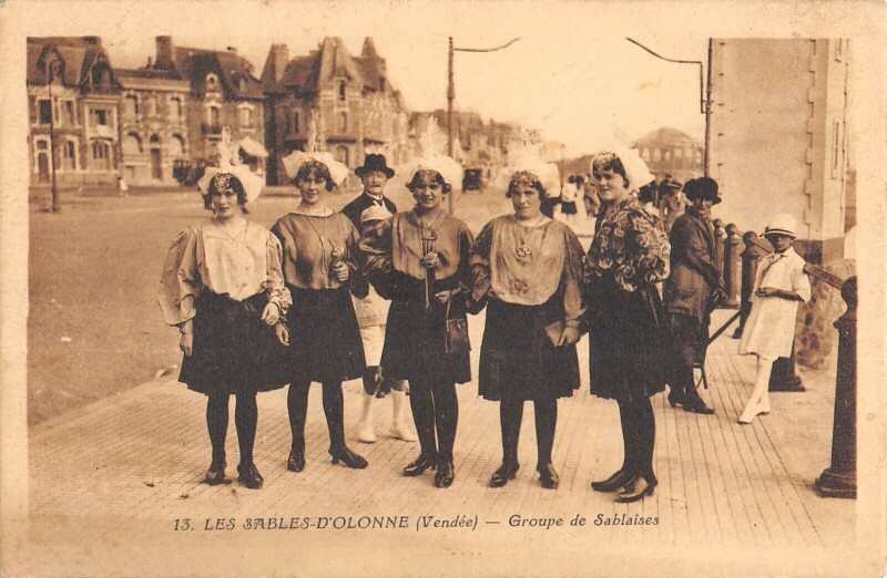 Carte postale ancienne Les Sables D'Olonne - Groupe De Sablaises aux Sables-d'Olonne