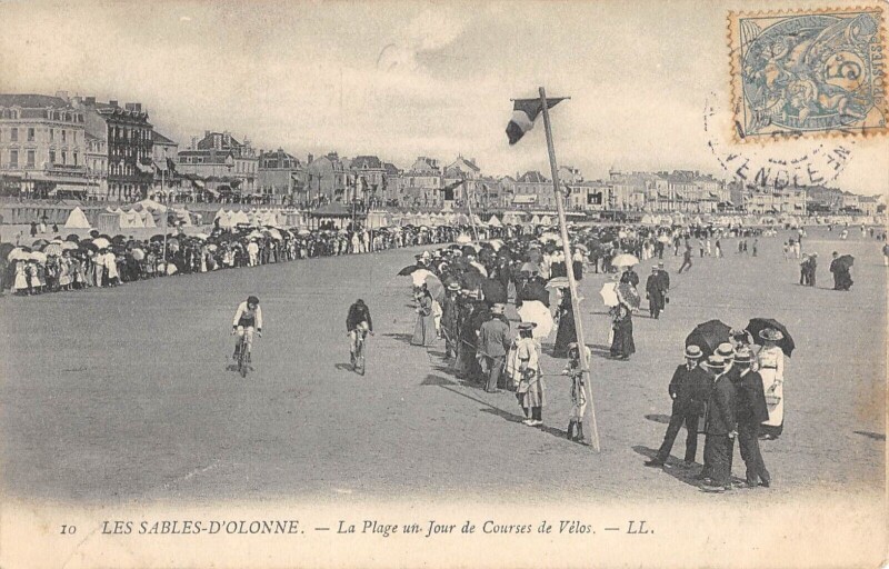 Carte postale ancienne Les Sables D'Olonne - La Plage Un Jour De Courses A Velo aux Sables-d'Olonne