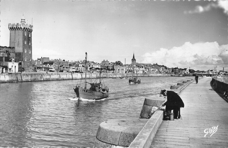 Carte postale ancienne Les Sables D'Olonne - La Jetee Et Tour D'Arundel aux Sables-d'Olonne