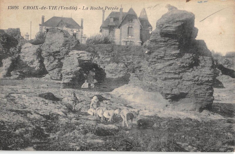 Carte postale ancienne Croix De Vie - La Roche Percee
