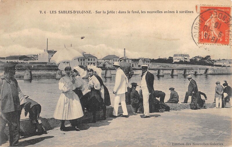 Carte postale ancienne Les Sables D'Olonne - Sur La Jetee - Dans Le Fond - Usines A Sardines aux Sables-d'Olonne