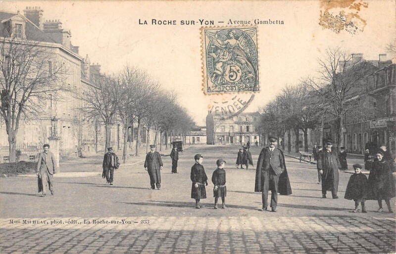 Carte postale ancienne La Roche Sur Yon - Avenue Gambetta à La Roche-sur-Yon