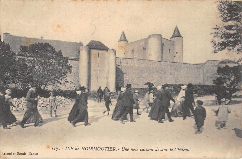 Carte postale ancienne Ile De Noirmoutier - Une Noce Passant Devant Le Chateau