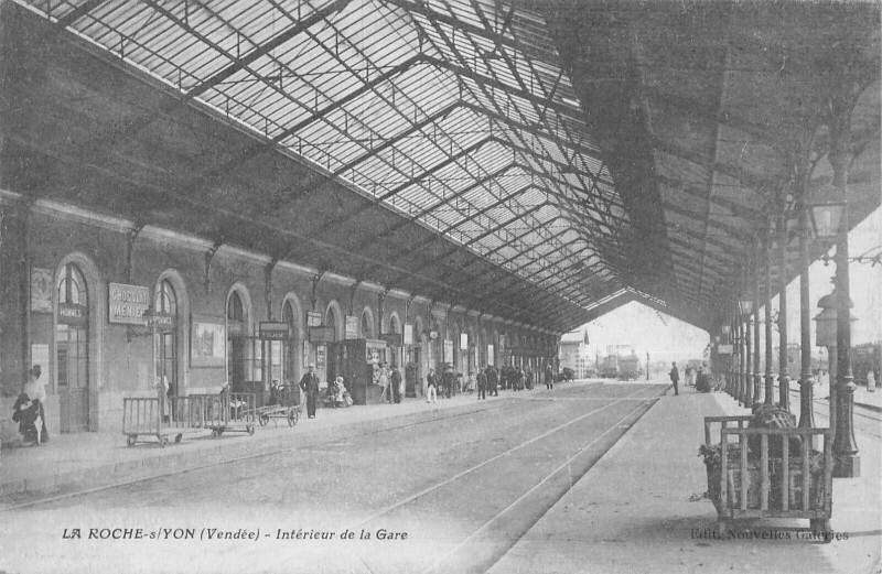 Carte postale ancienne La Roche Sur Yon - Interieur De La Gare à La Roche-sur-Yon