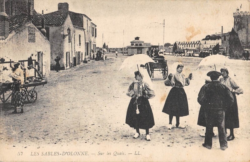 Carte postale ancienne Les Sables D'Olonne - Sur Les Quais aux Sables-d'Olonne