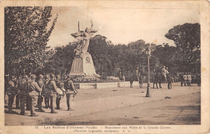 Carte postale ancienne Les Sables D'Olonne - Monument Aux Morts aux Sables-d'Olonne