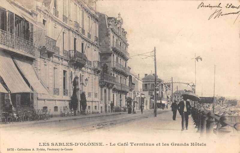 Carte postale ancienne Les Sables D'Olonne - Le Cafe Terminus Et Les Grands Hotels aux Sables-d'Olonne
