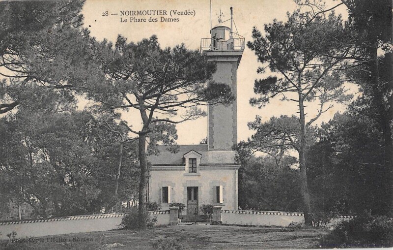 Carte postale ancienne Noirmoutier - Le Phare Des Dames