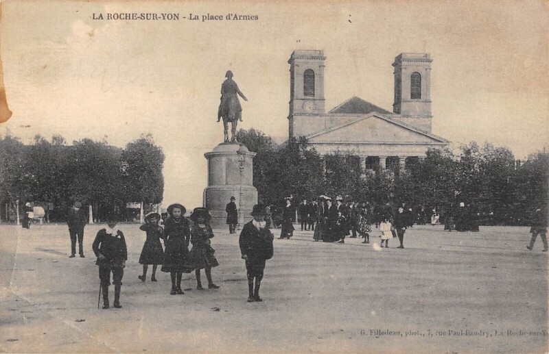 Carte postale ancienne La Roche Sur Yon - La Place D'Armes à La Roche-sur-Yon