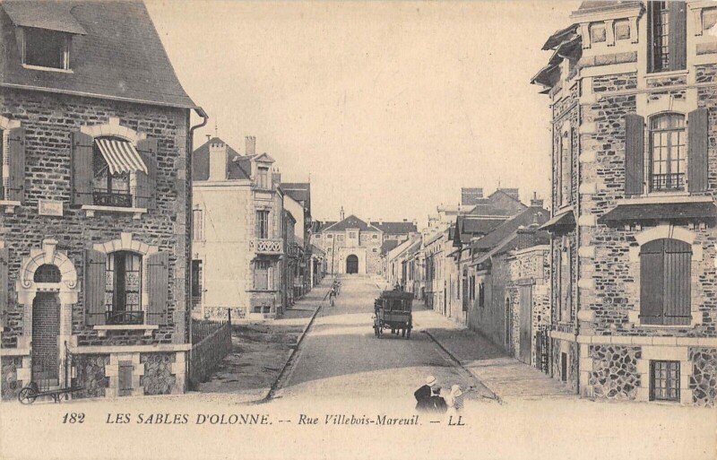 Carte postale ancienne Les Sables D'Olonne - Rue Villebois Mareuil aux Sables-d'Olonne