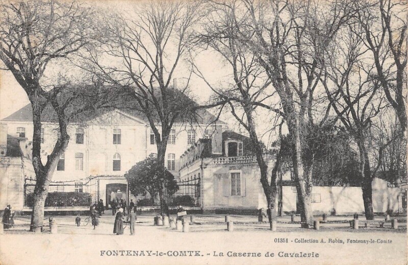 Carte postale ancienne Fontenay Le Comte - La Caserne De Cavalerie à Fontenay-le-Comte