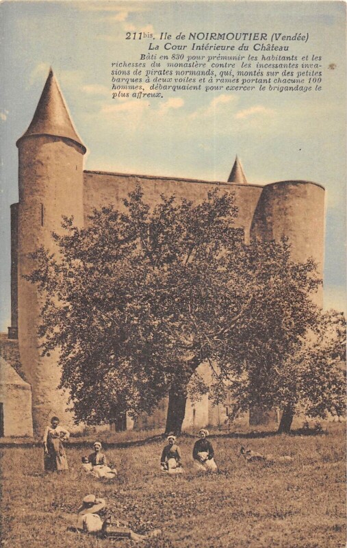 Carte postale ancienne Ile De Noirmoutier - La Cour Interieure Du Chateau