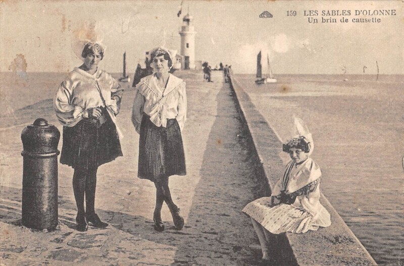 Carte postale ancienne Les Sables D'Olonne - Un Brin De Causette aux Sables-d'Olonne