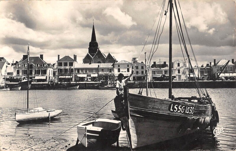 Carte postale ancienne Saint Gilles - Le Port
