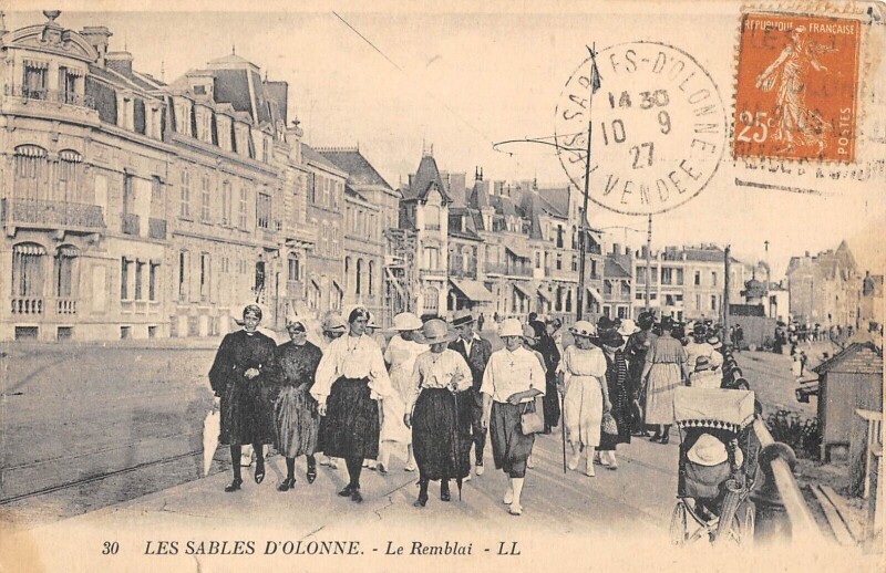 Carte postale ancienne Les Sables D'Olonne - Le Remblai aux Sables-d'Olonne