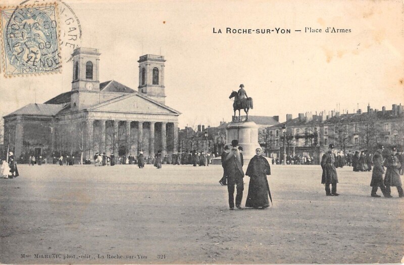 Carte postale ancienne La Roche Sur Yon - Place D'Armes à La Roche-sur-Yon