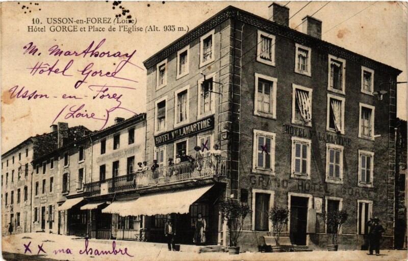 Carte postale ancienne Usson-en-Forez Hotel Gorce et Place de l'Eglise à Usson-en-Forez