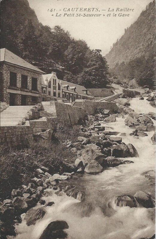 Carte postale ancienne La Raillère, Le Petit St-Sauveur et le Gave à Cauterets