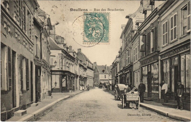 Carte postale ancienne Doullens Rue des Boucheries à Doullens