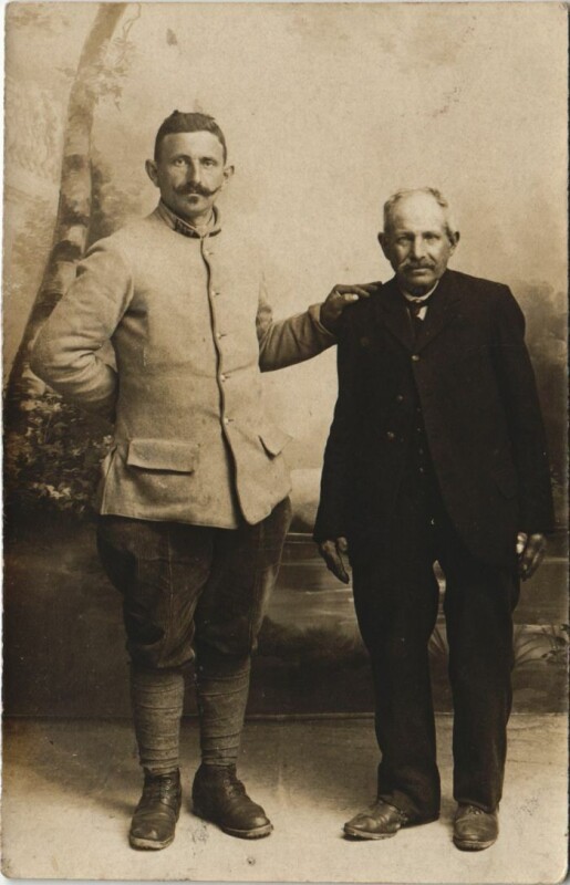 Carte postale ancienne Carte photo Chaulnes father and son à Chaulnes