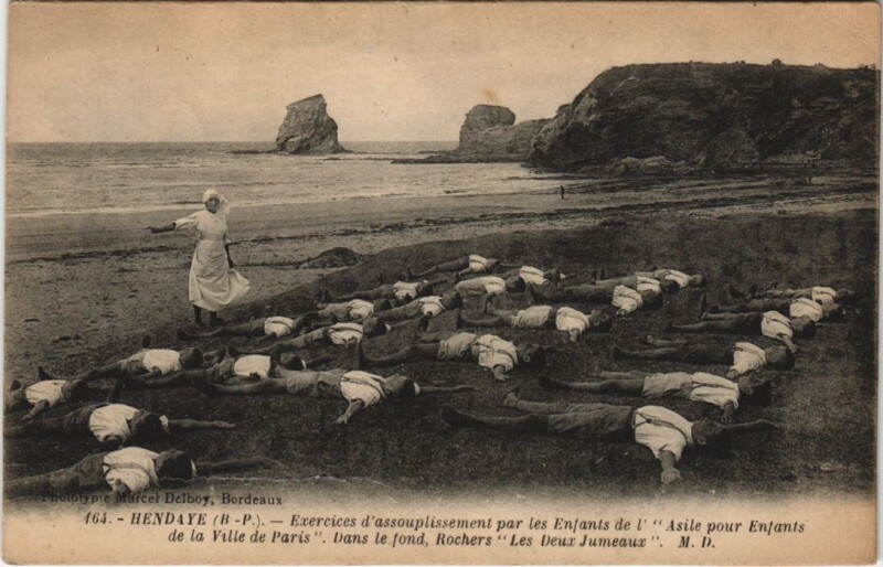 Carte postale ancienne Hendaye Dans le fond, Rochers Les Deux Jumeaux France à Hendaye