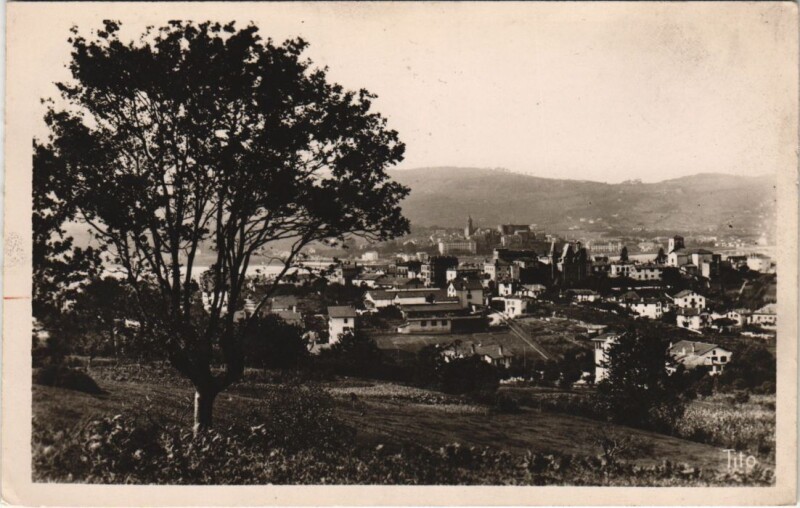 Carte postale ancienne Hendaye La Ville, au fond Fontarrabie France à Hendaye