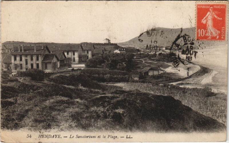 Carte postale ancienne Hendaye Le Sanatorium et la Plage France à Hendaye