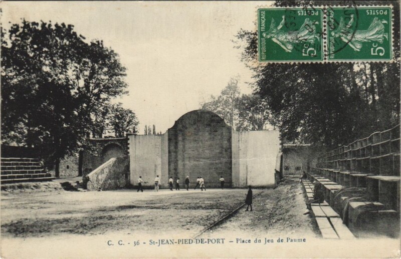 Carte postale ancienne St.Jean Pied de Port Place du Jeu de Paume France