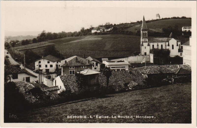 Carte postale ancienne Behobie L'Eglise. La Route d'Hendaye France à Hendaye