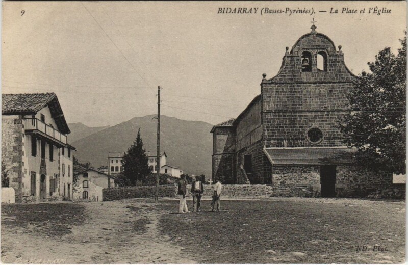 Carte postale ancienne Bidarray La Place et l'Eglise France à Bidarray