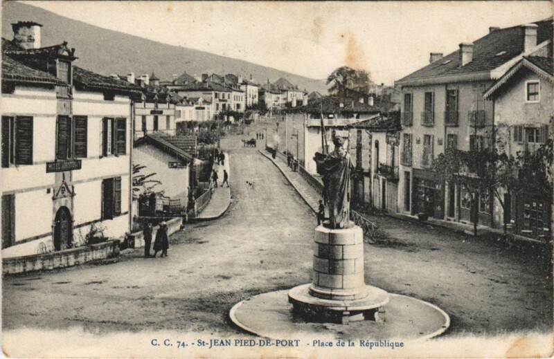 Carte postale ancienne St.Jean Pied de Port Place de la Republique France