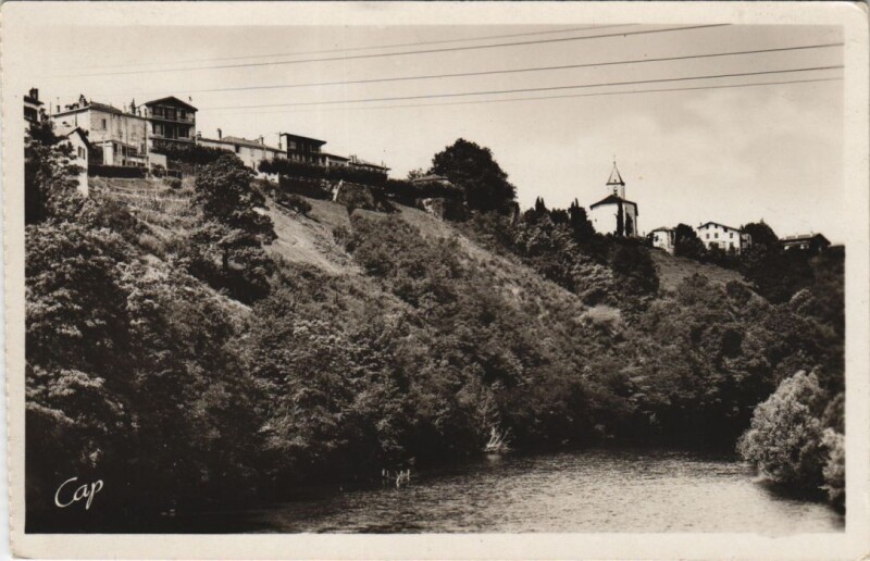 Carte postale ancienne Cambo les Bains L'Eglise et les terrasses France à Cambo-les-Bains