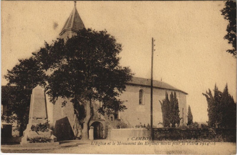 Carte postale ancienne Cambo les Bains L'Eglise et le Monument des Enfants France à Cambo-les-Bains
