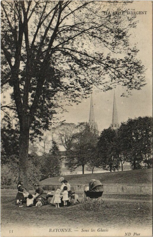 Carte postale ancienne Bayonne Sous les Glacis France à Bayonne