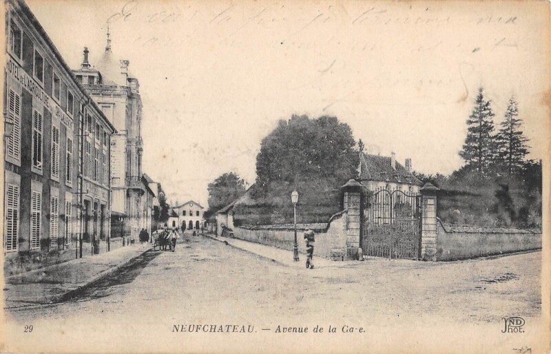 Carte postale ancienne Neufchateau - Avenue De La Gare à Neufchâteau